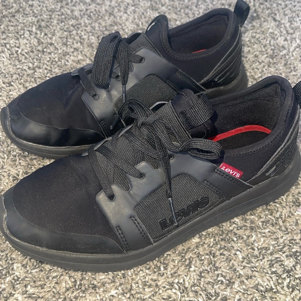 Womens Levi’s black sneakers size 8 US / 39 Eur SEE FLAWS